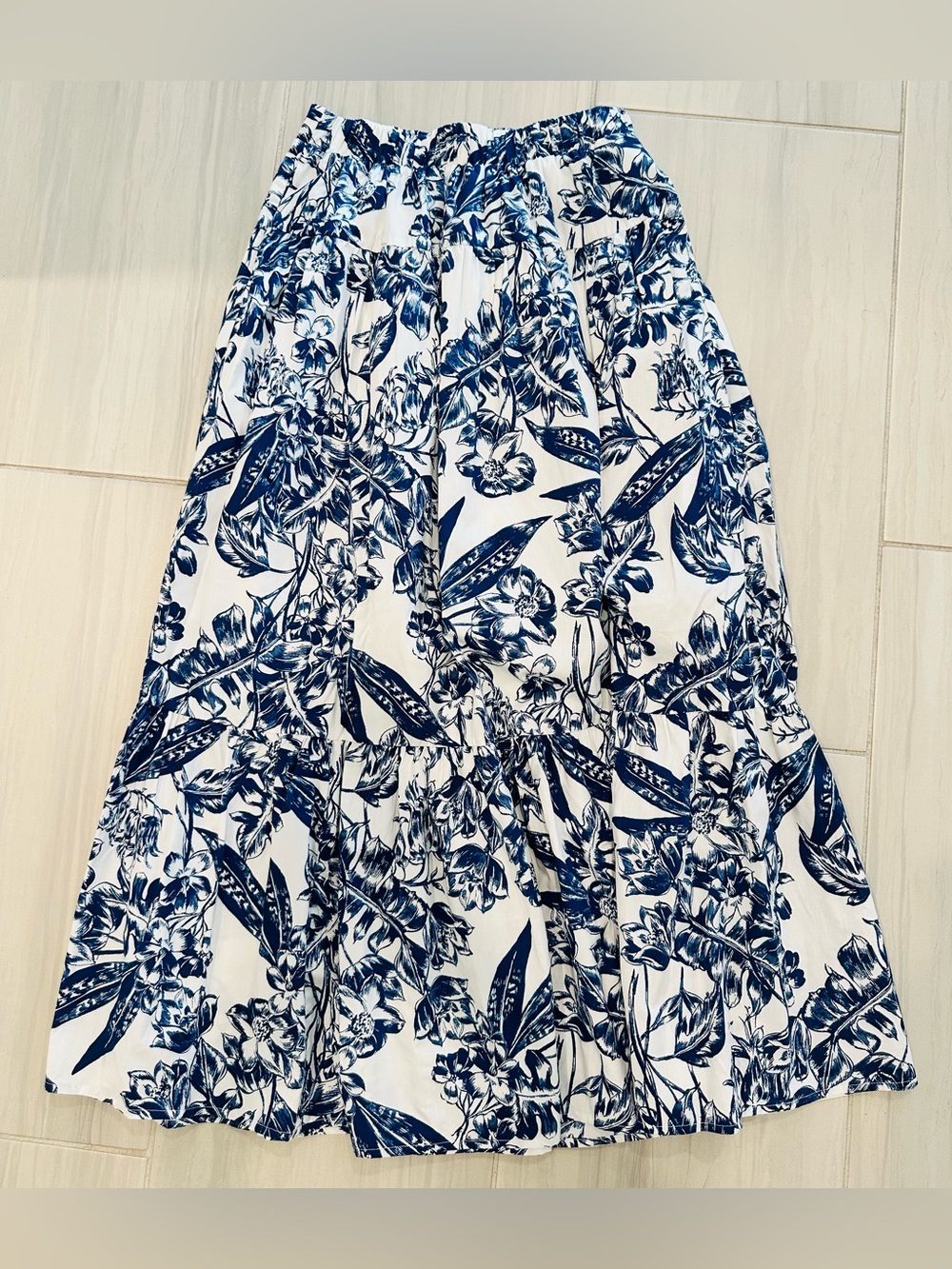 Women’s Size Small Abercrombie & Fitch Maxi Skirt with White & Blue Floral Print